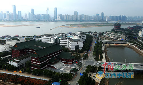 南昌市图书馆下月初恢复开放_风景520 11月2日,记者在位于新洲路12号的南昌市图书馆看到,几经波折的图书馆改造工程已经进入最后冲刺阶段。目前,外立面仿古改造已经完工,正在加紧垃圾清理等收尾工程。改造一新的南昌市图书馆按仿宋风格装修的主楼红墙绿瓦、飞檐勾角、镂空雕花与抚河对岸的滕王阁景区风格一致。据工作人员介绍,12月初,该馆正式恢复开放。(文/图 记者许南平 实习生杨高辉)