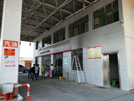 会昌:民营加油站储藏室起火 辅警英勇救火负伤