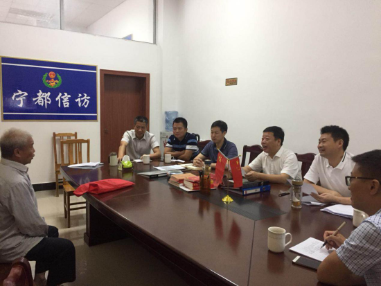 县委书记王四华来到县接访中心接待来访群众,县委常委张人富陪同接访