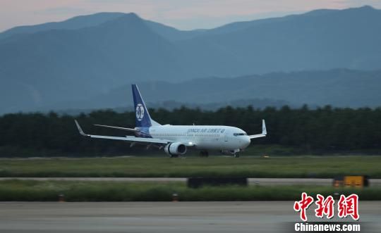 10日傍晚,一架编号为b-1270的新飞机平稳降落在南昌昌北国际机场.