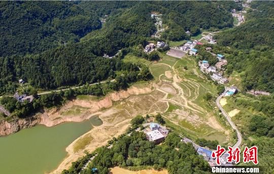 图为2018年9月,江西省萍乡市上栗县一水库,持续干旱已经导致当地水库