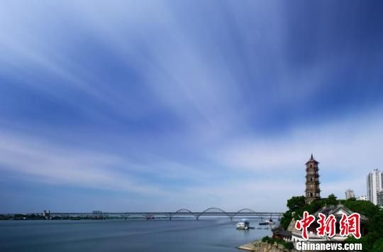 九江地处万里长江,千里京九,百里鄱阳湖交汇点,拥有152公里长江岸线.