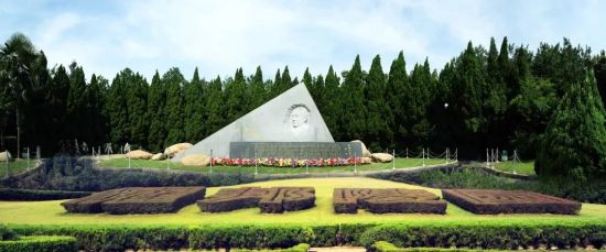 首页 旅游  耀邦陵园位于共青城4a景区富华山上,这里是前中共中央总