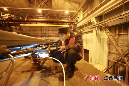 1月9日夜,向塘机务段职工正在检查火车头受电弓.徐云龙 摄