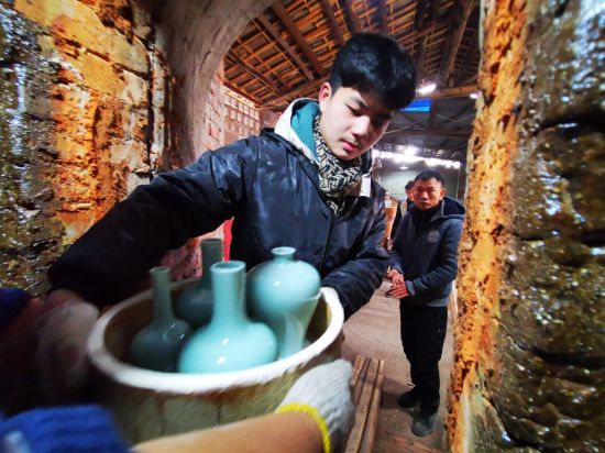 直击瓷都景德镇柴窑开窑现场 感受传统技艺魅力(图)