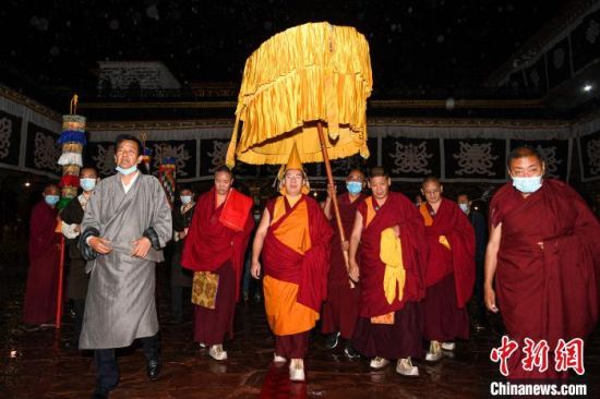 十一世班禅大昭寺礼佛 开启回藏佛事和社会活动