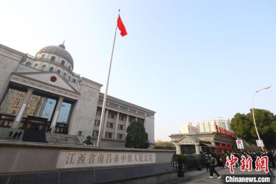 图为江西省南昌市中级人民法院门口,大量记者和市民排队申请旁听.