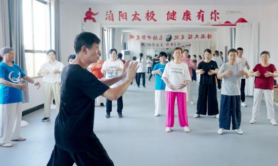 图为“银龄”学员在专业人士的的传授下,正专心练习太极拳。.jpg 图为“银龄”学员在专业人士的的传授下,正专心练习太极拳。.jpg
