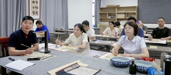 图为“银龄”学员在专业人士的指导下,正在练习、领悟书法的要义。.jpg 图为“银龄”学员在专业人士的指导下,正在练习、领悟书法的要义。.jpg