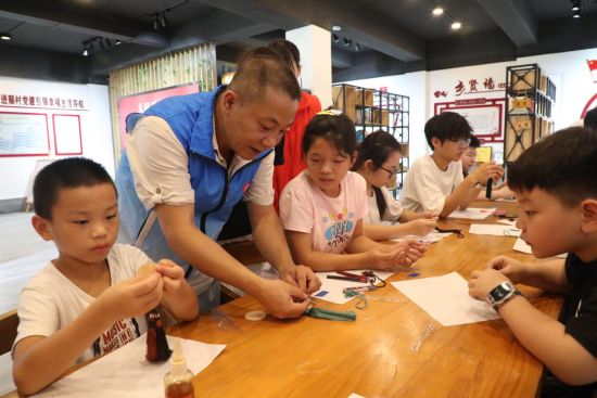 非遗导师许骏在湖坊镇进顺村新时代文明实践站开展非遗皮雕体验。.jpg 非遗导师许骏在湖坊镇进顺村新时代文明实践站开展非遗皮雕体验。.jpg