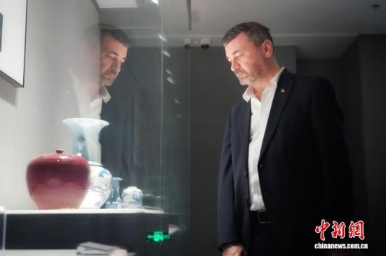图为18日,世界市长对话·景德镇活动嘉宾“走读”景德镇。孔文进 摄 图为18日,世界市长对话·景德镇活动嘉宾“走读”景德镇。孔文进 摄