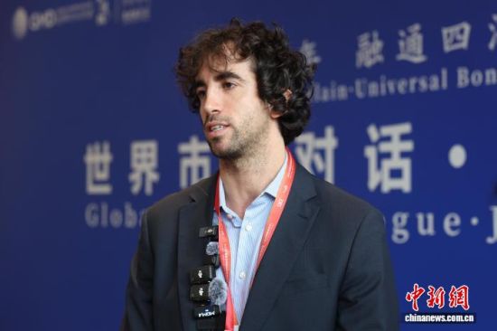图为19日,“世界市长对话·景德镇暨2025景德镇论坛”在江西省景德镇市开幕,意大利蒙特卢波·菲奥伦蒂诺市市长西蒙·隆迪接受媒体采访。刘占昆 摄 图为19日,“世界市长对话·景德镇暨2025景德镇论坛”在江西省景德镇市开幕,意大利蒙特卢波·菲奥伦蒂诺市市长西蒙·隆迪接受媒体采访。刘占昆 摄
