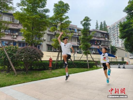 在成都某小区空地上,上门体育教练张意带着小学员训练。陈选斌 摄 在成都某小区空地上,上门体育教练张意带着小学员训练。陈选斌 摄
