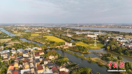 10月22日,航拍长江中下游南岸的江西南昌东湖区扬子洲镇渔业村。 吴敏 摄 10月22日,航拍长江中下游南岸的江西南昌东湖区扬子洲镇渔业村。 吴敏 摄