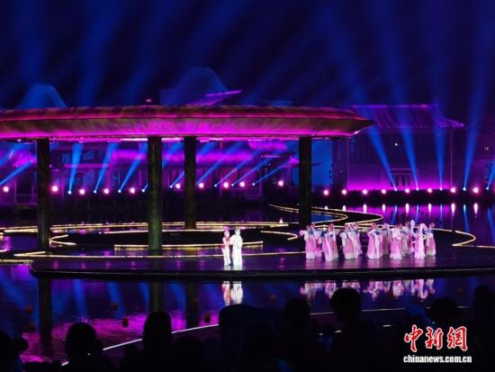 10月24日晚,2025年第七届汤显祖国际戏剧交流月活动在“汤显祖故里”江西省抚州市启幕。 姜涛 摄 10月24日晚,2025年第七届汤显祖国际戏剧交流月活动在“汤显祖故里”江西省抚州市启幕。 姜涛 摄