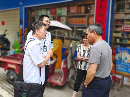 图为工作人员接到热线后即刻前往群众所在处进行核实处理.jpg 图为工作人员接到热线后即刻前往群众所在处进行核实处理.jpg