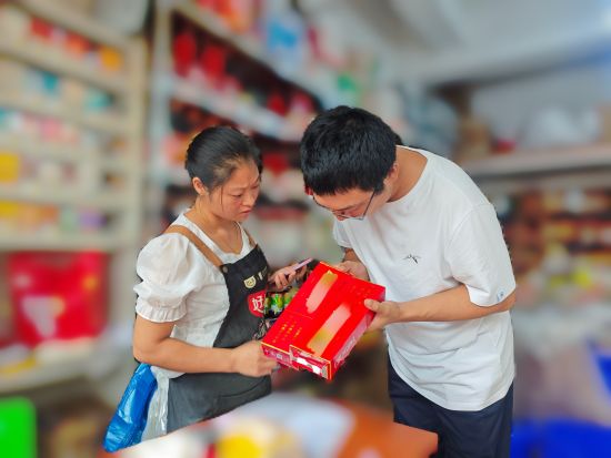 图为工作人员入户指导客户进行真假烟鉴别 图为工作人员入户指导客户进行真假烟鉴别