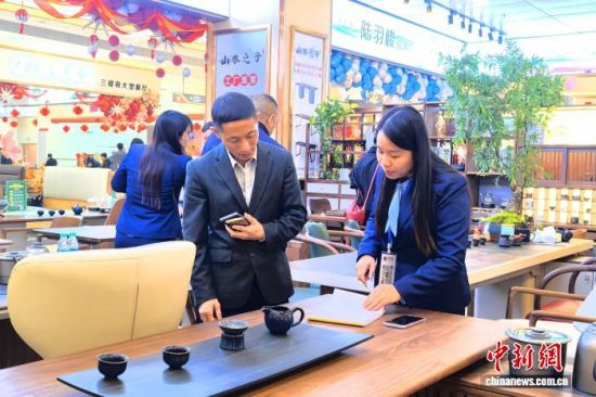 10月28日,江西省赣州市南康区,2025南康家具秋季订货会现场,一名采购商向店家咨询南康家具。记者 吴鹏泉 摄.jpg 10月28日,江西省赣州市南康区,2025南康家具秋季订货会现场,一名采购商向店家咨询南康家具。记者 吴鹏泉 摄.jpg