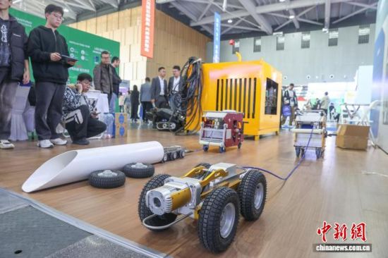 图为第五届中国(瑞昌)市政疏浚设备博览会现场,瑞昌本地参展商展出的一款管道探测机器人。刘力鑫 摄.jpeg 图为第五届中国(瑞昌)市政疏浚设备博览会现场,瑞昌本地参展商展出的一款管道探测机器人。刘力鑫 摄.jpeg