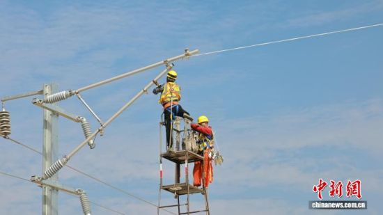 10月29日,施工人员在昌九高铁昌北机场站附近进行承力索架设悬挂点固定。张杰 摄2.jpg 10月29日,施工人员在昌九高铁昌北机场站附近进行承力索架设悬挂点固定。张杰 摄2.jpg