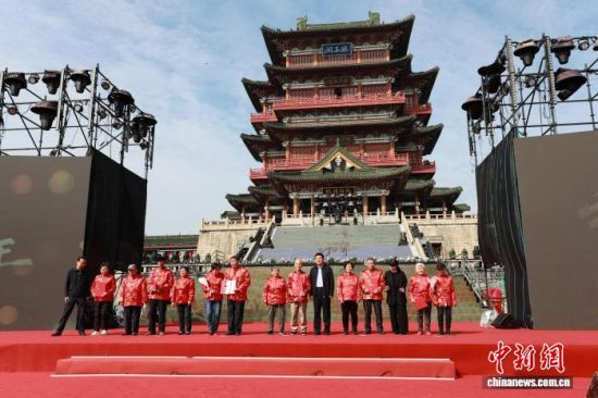 图为江西南昌滕王阁景区第八届金婚盛典活动启动仪式现场。刘思伟 摄.jpeg 图为江西南昌滕王阁景区第八届金婚盛典活动启动仪式现场。刘思伟 摄.jpeg