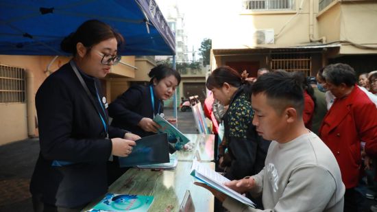 图为工作人员给居民宣传燃气安全知识 图为工作人员给居民宣传燃气安全知识