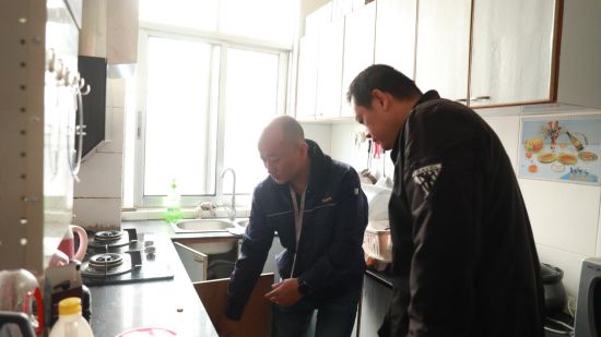 图为专业人员为住户上门开通燃气 图为专业人员为住户上门开通燃气