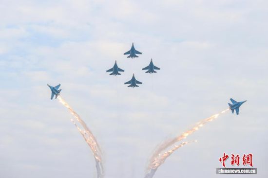 10月31日,2025南昌飞行大会暨航空产业博览会在江西南昌开幕。图为俄罗斯“勇士”飞行表演队进行飞行表演。刘力鑫 摄 10月31日,2025南昌飞行大会暨航空产业博览会在江西南昌开幕。图为俄罗斯“勇士”飞行表演队进行飞行表演。刘力鑫 摄