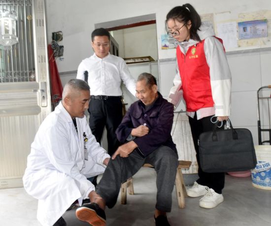 图为乐平市残联组织的评残医生正为其进行运动动能检查,以科学确定其残疾等级 图为乐平市残联组织的评残医生正为其进行运动动能检查,以科学确定其残疾等级