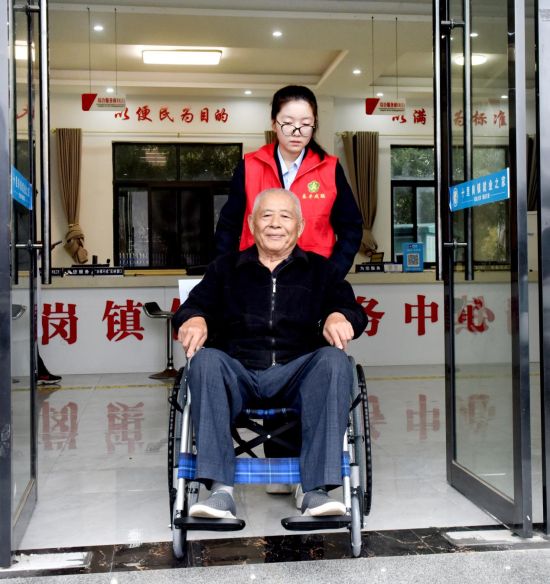 图为该镇瓷土矿村残疾人杨显武坐上免费适配的轮椅 图为该镇瓷土矿村残疾人杨显武坐上免费适配的轮椅