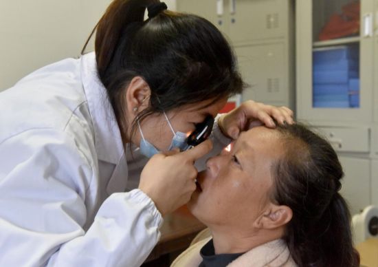 图为乐平市残联组织的评残医生正为其进行眼睛视力检测,以科学确定残疾等 图为乐平市残联组织的评残医生正为其进行眼睛视力检测,以科学确定残疾等