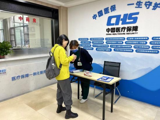 庐山景区医保经办人员正在指导一名宁夏游客办理异地医保备案 庐山景区医保经办人员正在指导一名宁夏游客办理异地医保备案