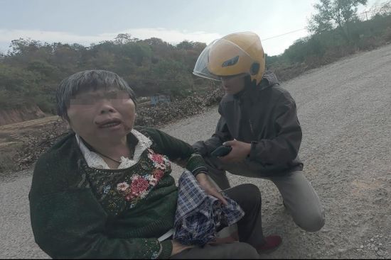 李号文和外卖小哥一起扶起老奶奶 李号文和外卖小哥一起扶起老奶奶