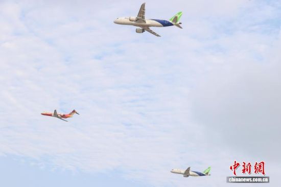 图为在2025南昌飞行大会暨航空产业博览会上,三架国产客机首次上演编组飞行。刘力鑫 摄 图为在2025南昌飞行大会暨航空产业博览会上,三架国产客机首次上演编组飞行。刘力鑫 摄