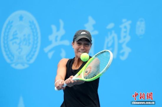 图为奎因·格雷森正在挥拍击球。中新社记者 刘占昆 摄 图为奎因·格雷森正在挥拍击球。中新社记者 刘占昆 摄