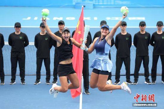 图为赛后的颁奖仪式现场,奎因·格雷森(图左)-叶莲娜·普里丹金娜(图右)组合拿起冠军奖杯、赛事吉祥物跳起合影留念。中新社记者 刘占昆 摄 图为赛后的颁奖仪式现场,奎因·格雷森(图左)-叶莲娜·普里丹金娜(图右)组合拿起冠军奖杯、赛事吉祥物跳起合影留念。中新社记者 刘占昆 摄