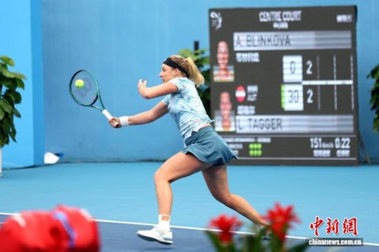 图为赛场上,安娜·布林科娃正在挥拍击球。中新社记者 刘占昆 摄 图为赛场上,安娜·布林科娃正在挥拍击球。中新社记者 刘占昆 摄