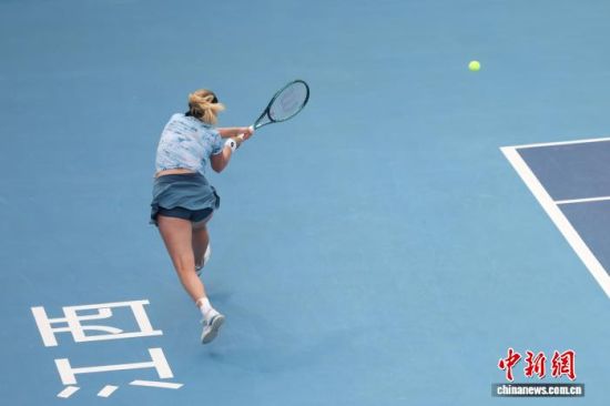 图为赛场上,安娜·布林科娃正在挥拍击球。中新社记者 刘占昆 摄 图为赛场上,安娜·布林科娃正在挥拍击球。中新社记者 刘占昆 摄
