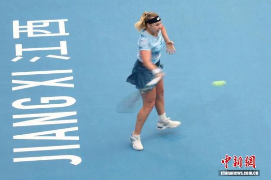 图为赛场上,安娜·布林科娃正在挥拍击球。中新社记者 刘占昆 摄 图为赛场上,安娜·布林科娃正在挥拍击球。中新社记者 刘占昆 摄