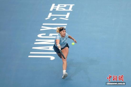 图为赛场上,安娜·布林科娃正在挥拍击球。中新社记者 刘占昆 摄 图为赛场上,安娜·布林科娃正在挥拍击球。中新社记者 刘占昆 摄