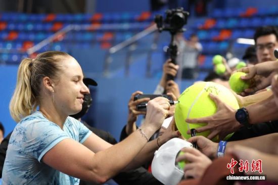 图为赛后,夺冠的安娜·布林科娃正在为球迷签名。中新社记者 刘占昆 摄 图为赛后,夺冠的安娜·布林科娃正在为球迷签名。中新社记者 刘占昆 摄