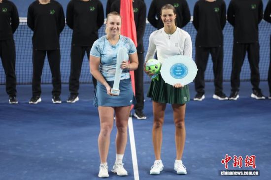 图为颁奖仪式上,安娜·布林科娃(左)与莉莉·塔格尔(右)正在合影。中新社记者 刘占昆 摄 图为颁奖仪式上,安娜·布林科娃(左)与莉莉·塔格尔(右)正在合影。中新社记者 刘占昆 摄