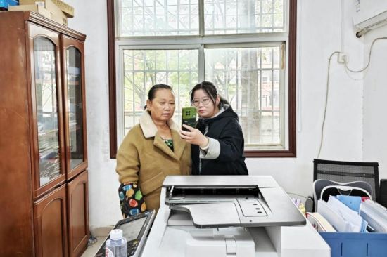 滩上村干部在村委会帮助村民进行年检 滩上村干部在村委会帮助村民进行年检