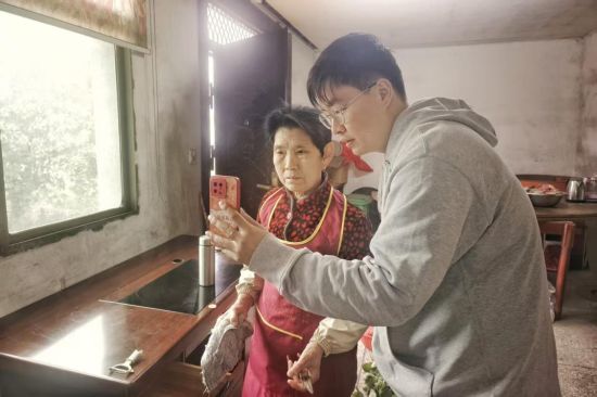 滩上村干部上门帮助村民进行年检 滩上村干部上门帮助村民进行年检