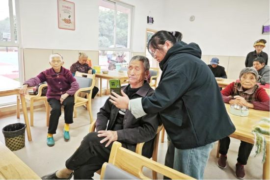 滩上村干部在“一老一小”幸福院帮助村民进行年检 滩上村干部在“一老一小”幸福院帮助村民进行年检