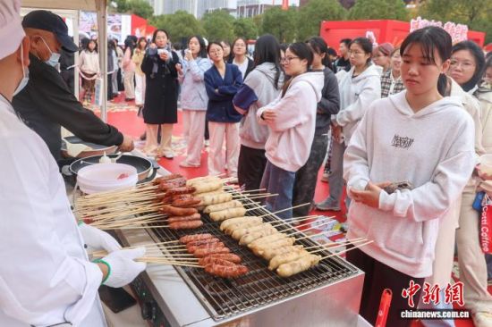 ͼΪ̨СԴ󳦰СڶѧŶӵȺƷ  