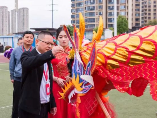 党委书记姚丽华为瑞龙点睛 党委书记姚丽华为瑞龙点睛