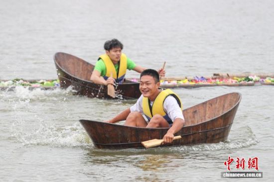 图为11月5日,江西宜春,荷塘采莲项目中,选手划着木盆去采莲花道具。刘力鑫 摄 图为11月5日,江西宜春,荷塘采莲项目中,选手划着木盆去采莲花道具。刘力鑫 摄