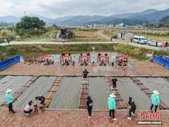 图为车水抗旱项目比赛现场。(无人机照片)中新社记者 刘力鑫 摄 图为车水抗旱项目比赛现场。(无人机照片)中新社记者 刘力鑫 摄