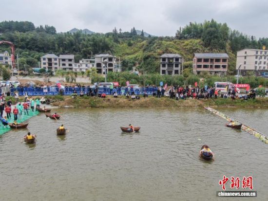 图为荷塘采莲项目中,选手划着木盆去采莲花道具。(无人机照片)中新社记者 刘力鑫 摄 图为荷塘采莲项目中,选手划着木盆去采莲花道具。(无人机照片)中新社记者 刘力鑫 摄